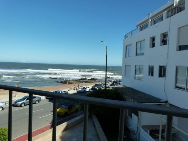 Departamento en alquiler frente a playa brava